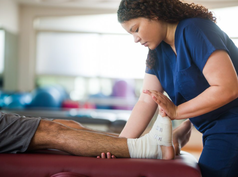 You are currently viewing When to See a Sports Medicine Physician: Signs You Should Seek Specialized Care